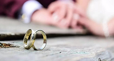 Dört Kız Arkadaşı Olan Genç