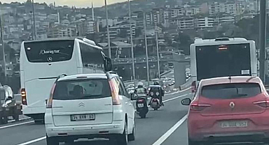 İstanbul'da fırtına! Köprüyü geçmeye çalışan motosikletlilere böyle kalkan oldular
